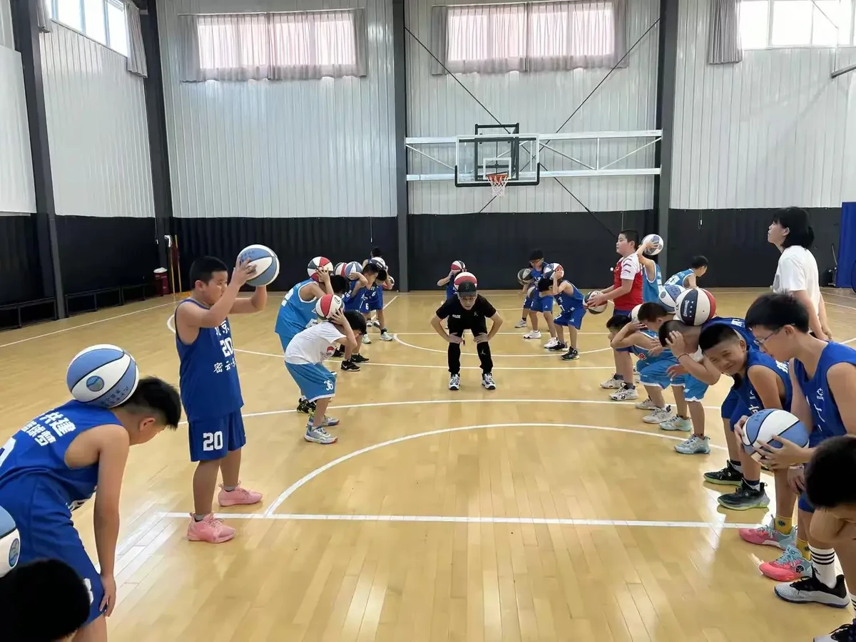 如何通过篮球夏令营提升个人技术和战术意识?